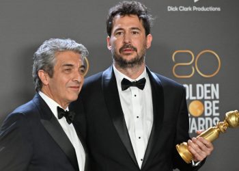 El cineasta argentino Santiago Mitre (D) y el actor argentino Ricardo Darín posan con el premio a la mejor película de habla no inglesa (antes Lengua extranjera) por 'Argentina, 1985' en la sala de prensa durante la 80ª edición de los Globos de Oro en el hotel The Beverly Hilton en Beverly Hills, California, el 10 de enero de 2023. Foto: AFP.