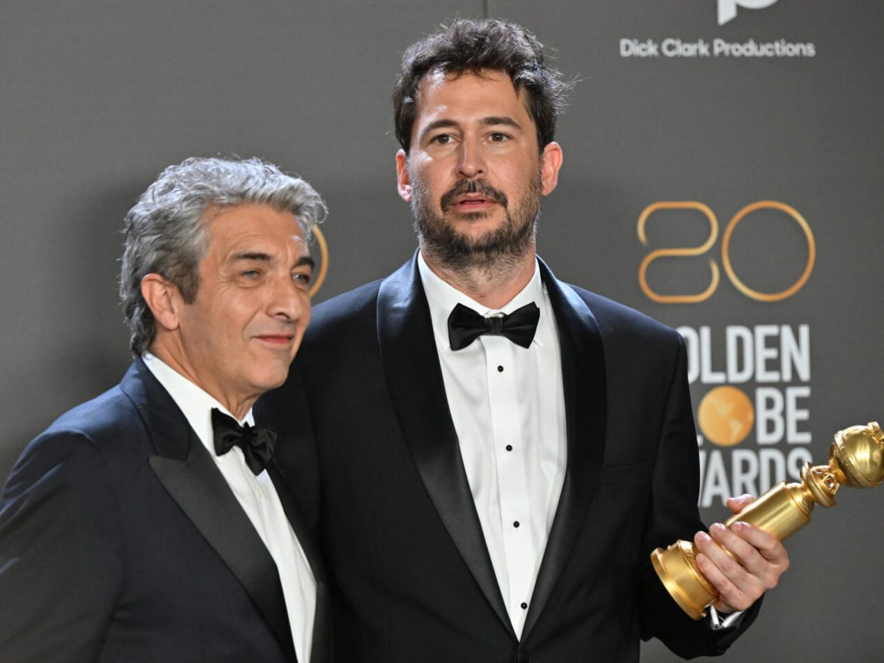 El cineasta argentino Santiago Mitre (D) y el actor argentino Ricardo Darín posan con el premio a la mejor película de habla no inglesa (antes Lengua extranjera) por 'Argentina, 1985' en la sala de prensa durante la 80ª edición de los Globos de Oro en el hotel The Beverly Hilton en Beverly Hills, California, el 10 de enero de 2023. Foto: AFP.