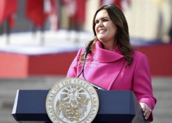 La republicana Sarah Huckabee Sanders, sentó precedente esta semana prohibiendo en los documentos oficiales el uso del término 'latinx'. Foto: AFP.