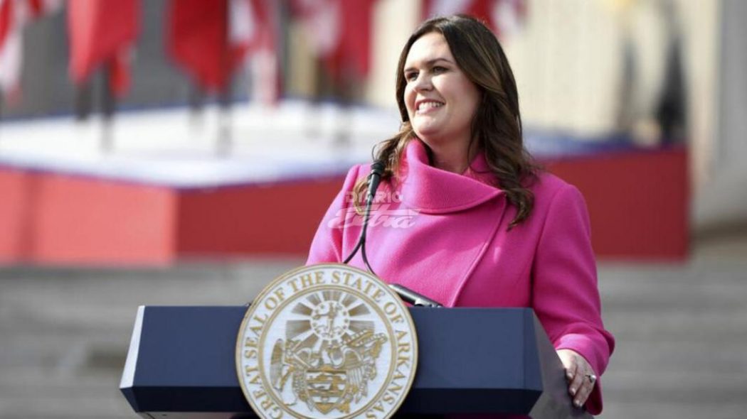La republicana Sarah Huckabee Sanders, sentó precedente esta semana prohibiendo en los documentos oficiales el uso del término 'latinx'. Foto: AFP.