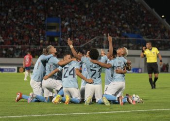 Aurora tiñe de celeste el clásico de Cochabamba