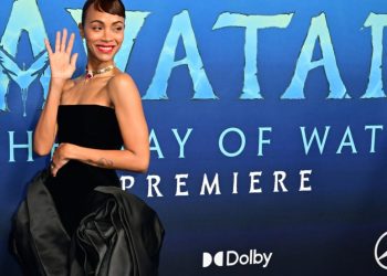 La actriz Zoe Saldana llegando al estreno de 'Avatar 2' el 12 de diciembre de 2022 en Los Ángeles. Foto: AFP.