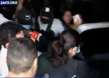 El momento de la aprehensión de la directora de la guardería denunciada. Foto: Captura DTV