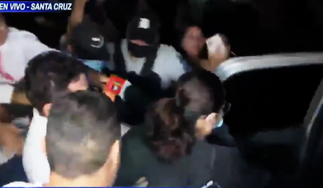 El momento de la aprehensión de la directora de la guardería denunciada. Foto: Captura DTV