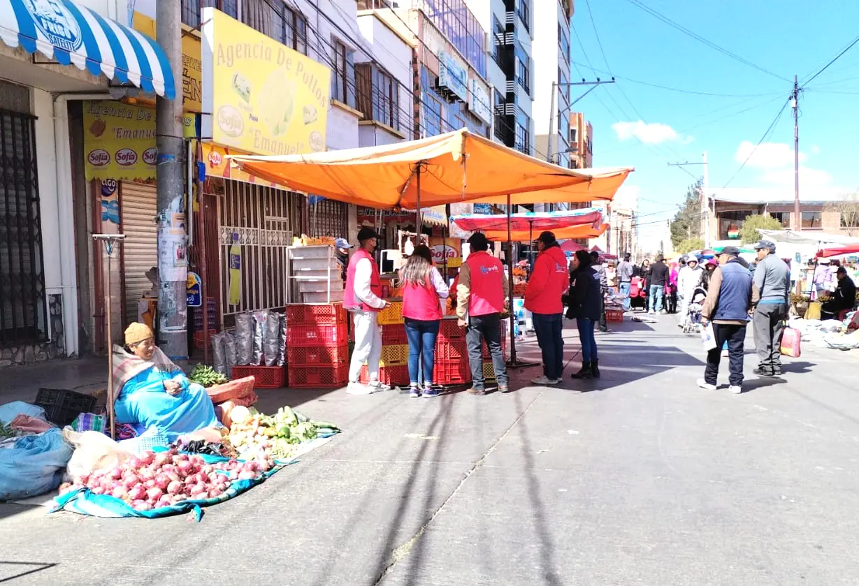 Personal de la Intendencia y el Viceministerio de Defensa del Consumidor realizaron operativos en puestos de venta de pollos en Ciudad Satélite. FOTO: GAMEA