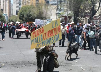 Maestros del magisterio urbano se movilizan en las calles de La Paz. Foto: JOSÉ LAVAYEN@APGNoticiasBo