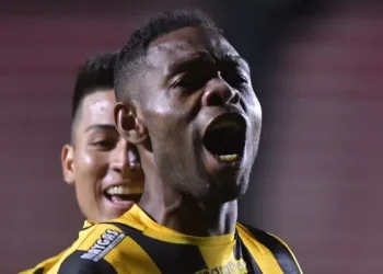 Enoumba intima a The Strongest por deudas pendientes