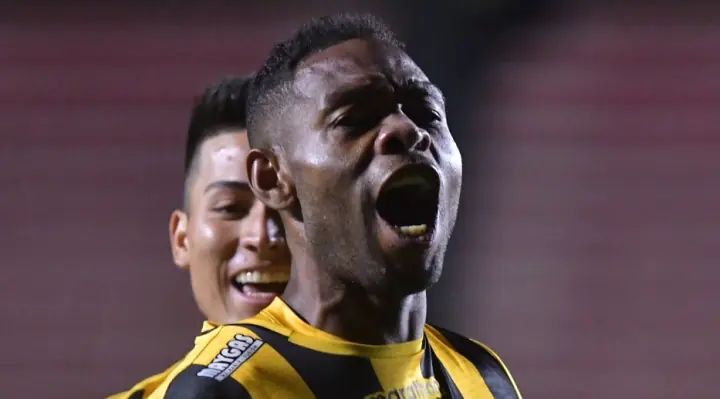 Enoumba intima a The Strongest por deudas pendientes