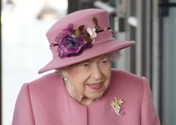 La reina Isabel II, el 14 de octubre de 2021 en la ciudad galesa de Cardiff. Foto: AFP.