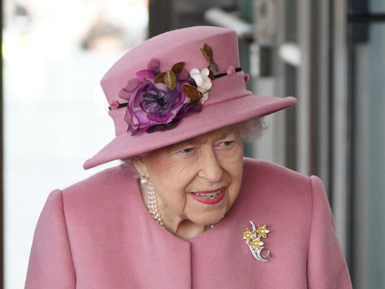 La reina Isabel II, el 14 de octubre de 2021 en la ciudad galesa de Cardiff. Foto: AFP.