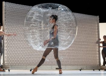 El ballet japonés presentó el espectáculo 'Plastic'. Foto: AFP