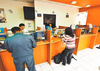 Los clientes de una entidad bancaria realizan una transacción financiera.