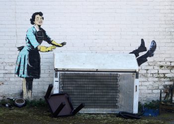 La obra de Banksy titulada "Máscara de San Valentín". Foto: AFP