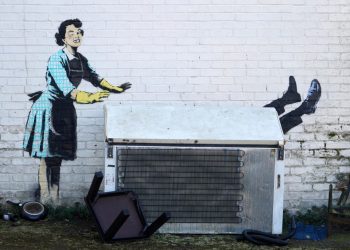 Una imagen del grafiti de Banksy realizado con motivo del día de San Valentín en el costado de una casa de Margate, el 14 de febrero de 2023 al sureste de Inglaterra. Foto: AFP.