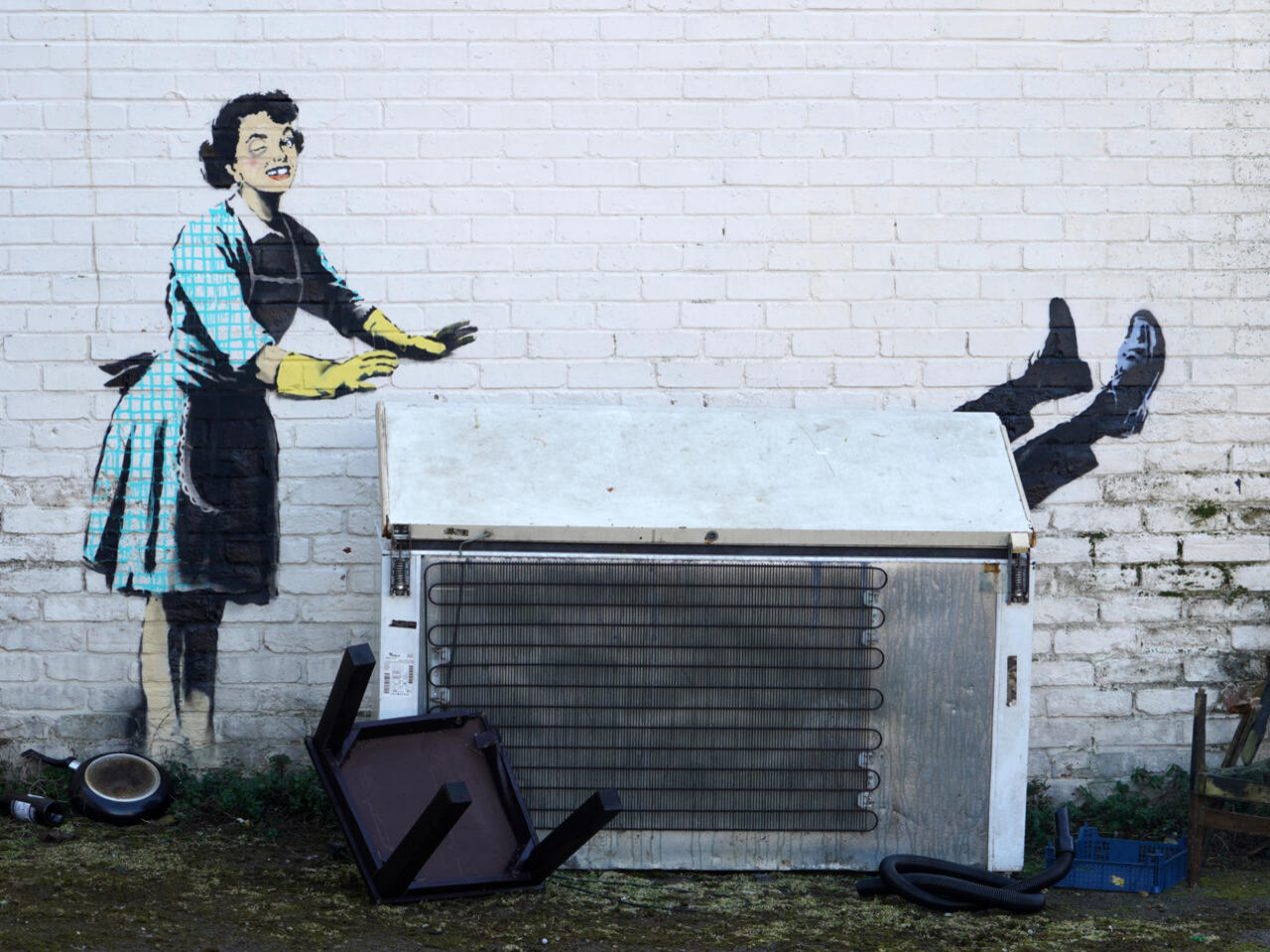 Una imagen del grafiti de Banksy realizado con motivo del día de San Valentín en el costado de una casa de Margate, el 14 de febrero de 2023 al sureste de Inglaterra. Foto: AFP.