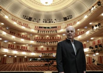 El director de orquesta Daniel Barenboim posa en el escenario de la Ópera Estatal de Berlín, el 29 de septiembre del año 2017 en la capital alemana. Foto: AFP.
