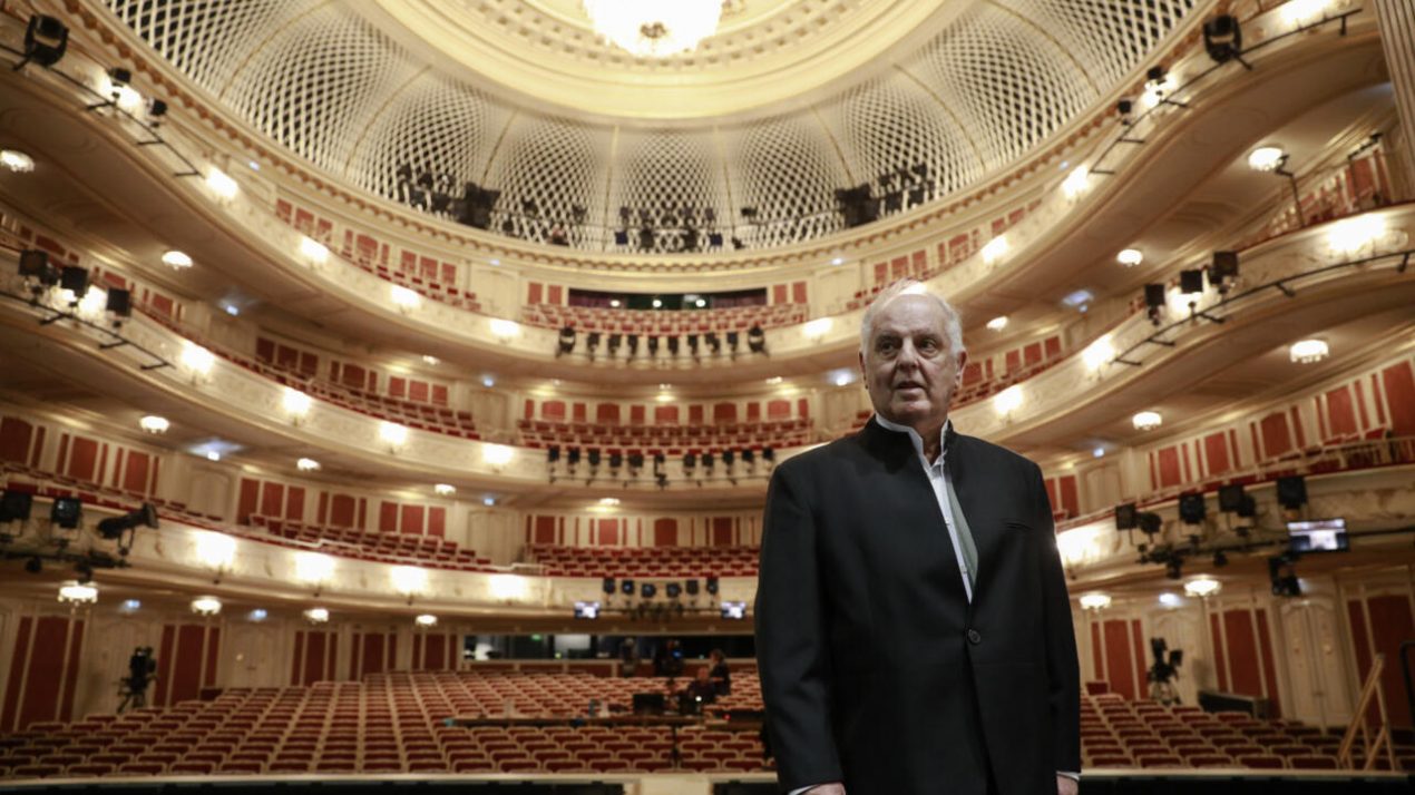 El director de orquesta Daniel Barenboim posa en el escenario de la Ópera Estatal de Berlín, el 29 de septiembre del año 2017 en la capital alemana. Foto: AFP.