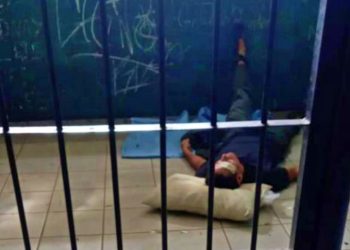 El oficial fue trasladado a la comisaría de la zona del Mechero en el Plan 3000 de aquella ciudad.