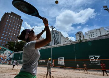 El boom del beach tennis en Sao Paulo -que no tiene playas- es una nueva alternativa de entretenimiento para las clases media y alta de la metrópoli brasileña. Foto: AFP.
