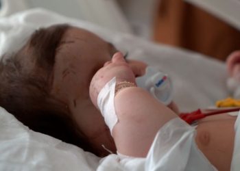 Esta es una de las bebés que se encuentra en el hospital; se la identifica solo por la etiqueta "anónima".