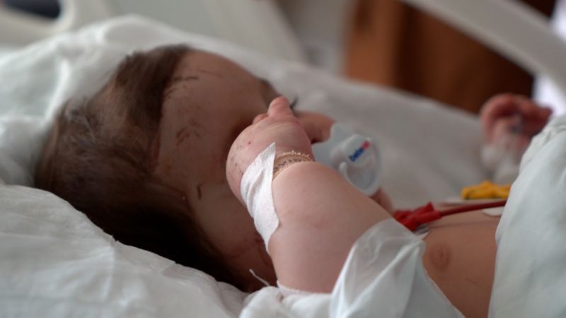 Esta es una de las bebés que se encuentra en el hospital; se la identifica solo por la etiqueta "anónima".