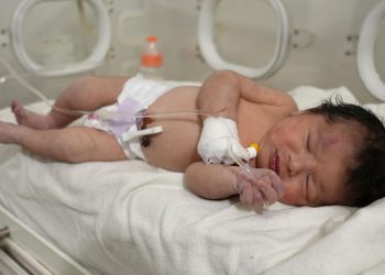 La recién nacida que fue hallada con vida todavía con el cordón umbilical unido a su madre fallecida entre los escombros de un edificio en la localidad siria de Jindires, el 7 de febrero de 2023. Foto: AFP.