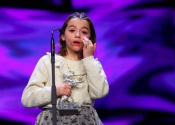 Sofía Otero, ganadora por '20.000 especies de abejas' interpreta a Aitor/Lucía, un niño de nueve años que quiere que su familia lo trate como a una niña. Foto: AFP.