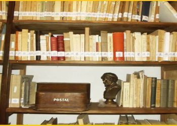 JOYAS. La máquina postal, en medio de la Biblioteca Bedregal Iturri.