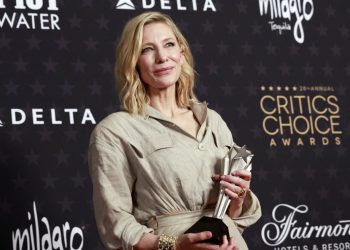 La actriz australiana Cate Blanchett posa con su galardón por "TAR" en los Premios de la Crítica Cinematográfica, el 15 de enero de 2023 en Los Ángeles. Foto: AFP.