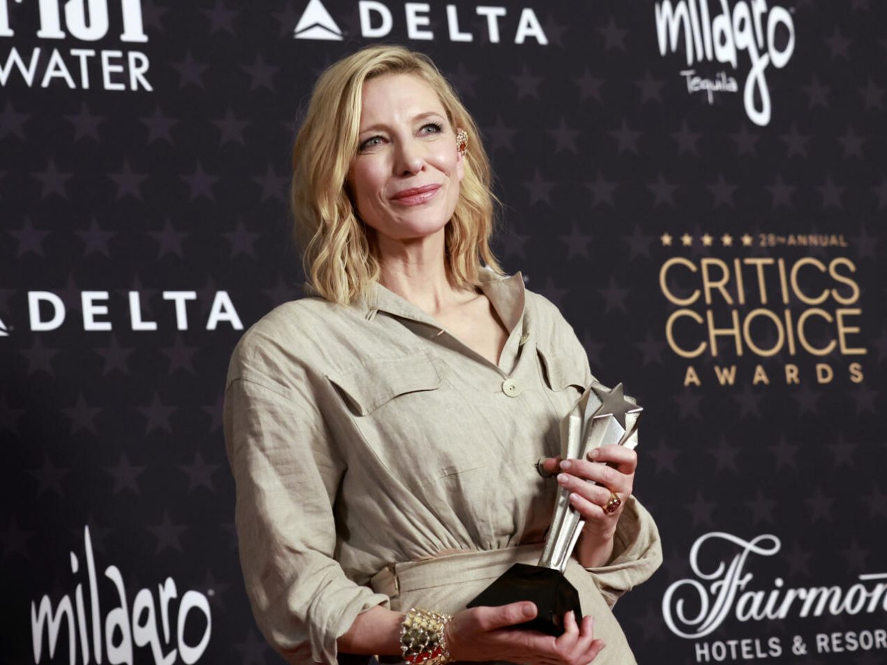 La actriz australiana Cate Blanchett posa con su galardón por "TAR" en los Premios de la Crítica Cinematográfica, el 15 de enero de 2023 en Los Ángeles. Foto: AFP.