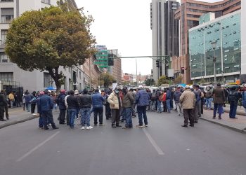 Transportistas de carga internacional bloquean en La Paz, piden reunión con autoridades
