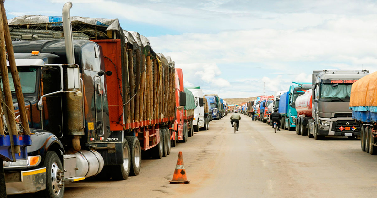 Los camiones bolivianos están parados en Desaguadero.