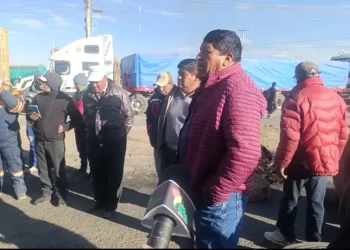 Transporte pesado bloquea en El Alto por falta de combustible