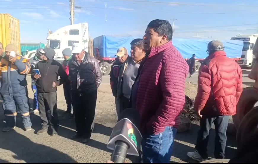 Transporte pesado bloquea en El Alto por falta de combustible