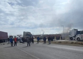 Bloqueo en la Apacheta por falta de diésel paraliza ruta La Paz–Oruro