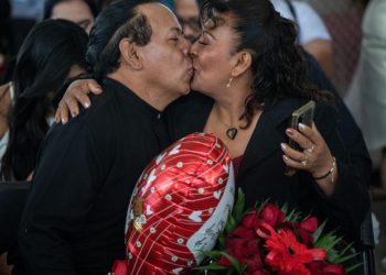 Una pareja se besa durante la celebración de una boda colectiva en la explanada del Palacio Municipal de Nezahualcóyotl, el día de San Valentín, en México, el 14 de febrero de 2023. Foto: AFP.