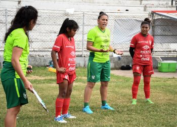 La selección boliviana femenina trabaja con miras a la fecha FIFA