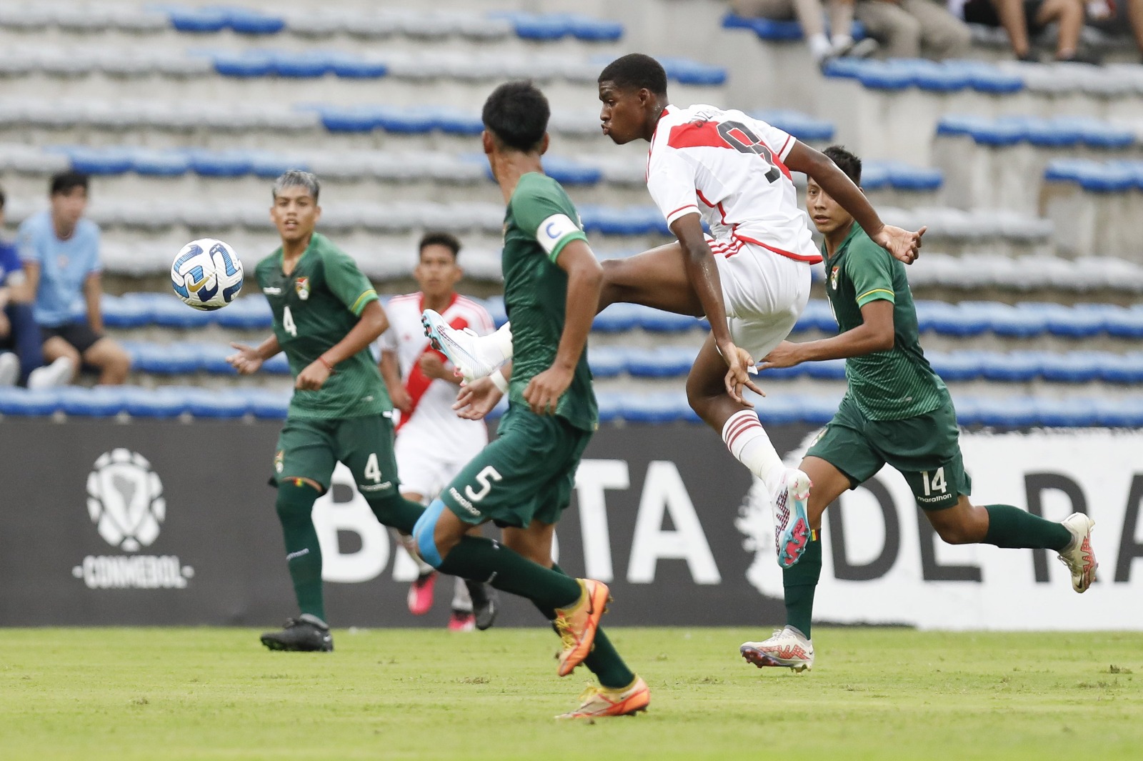 La selección boliviana Sub-17 vence a Perú (2-1) por el Sudamericano