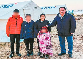 El embajador Adolfo Sejas fue, en persona, a ayudar a los compatriotas damnificados.