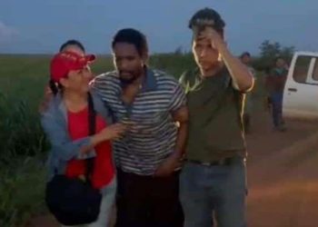Jhonatan Acosta es rescatado después de un mes de sobrevivir en la amazonía. Foto: Facebook.