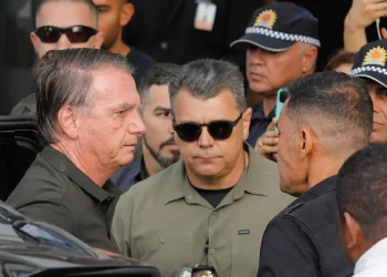 Bolsonaro deja prisión domiciliar para un examen médico