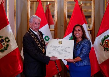 boluarte_condecora_a_vargas_llosa.jpg