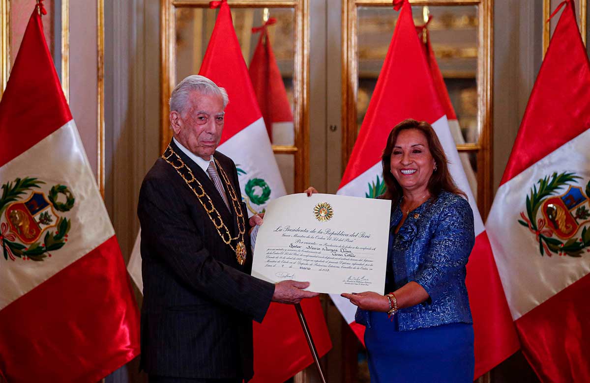 boluarte_condecora_a_vargas_llosa.jpg