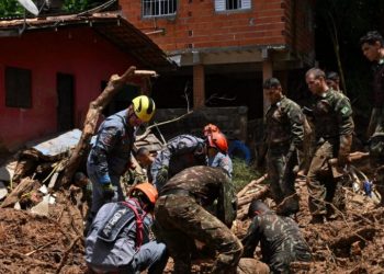 De acuerdo con información de Band News, un total de 400 bomberos y voluntarios locales trabajan en las operaciones de búsqueda. Foto: AFP.