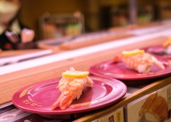 Unos platos de sushi colocados en una cinta transportadora de un restaurante de Tokio el 3 de febrero de 2023. Foto: AFP.
