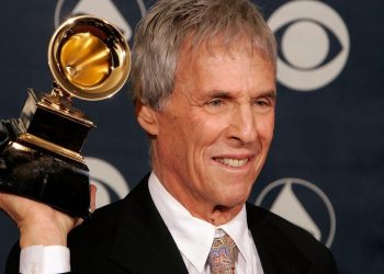 El legendario compositor pop Burt Bacharach, que produjo numerosas canciones exitosas durante décadas, murió en Los Ángeles, a los 94 años. Foto: AFP.