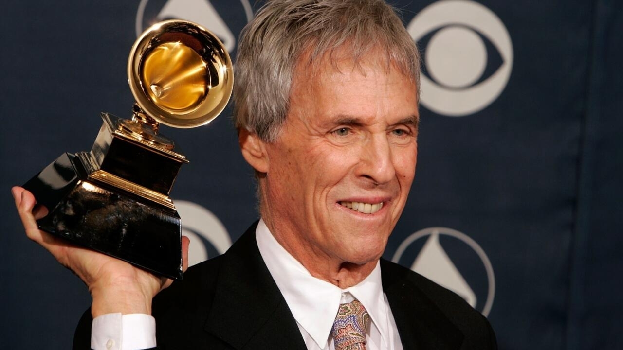 El legendario compositor pop Burt Bacharach, que produjo numerosas canciones exitosas durante décadas, murió en Los Ángeles, a los 94 años. Foto: AFP.