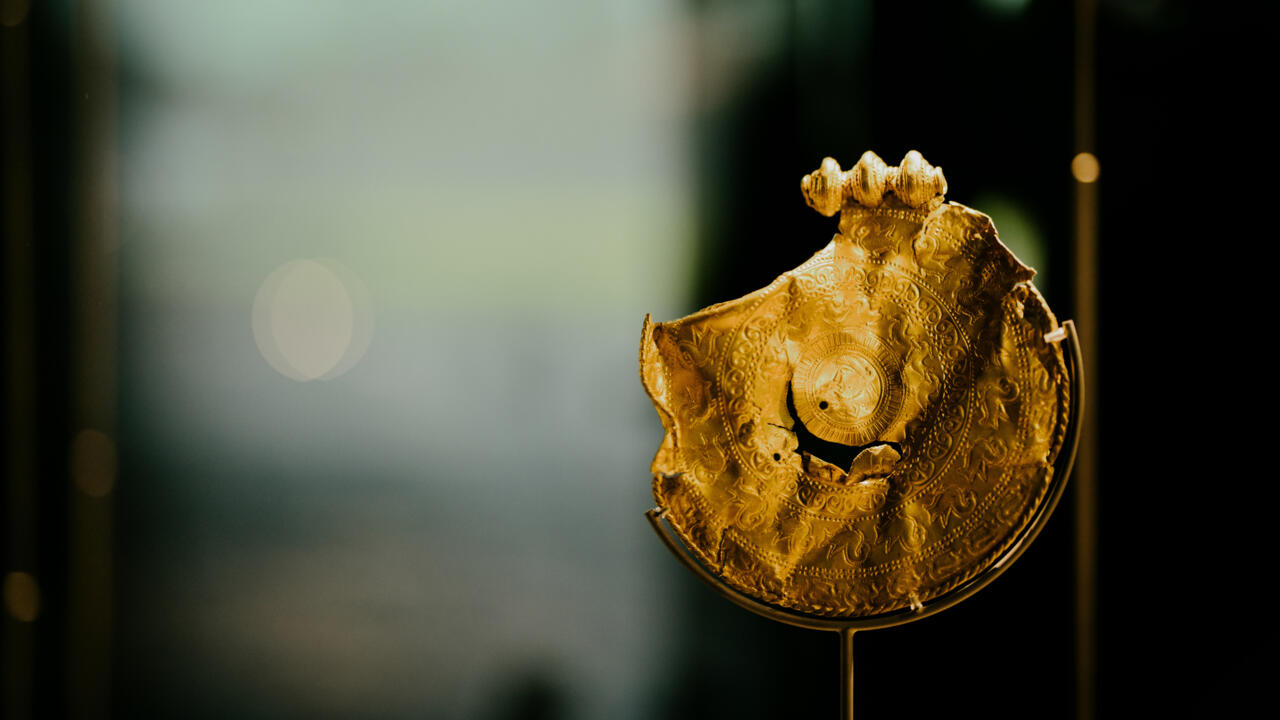 Anillos, collares, monedas de oro y otros tesoros son parte de la exhibición. Foto: AFP