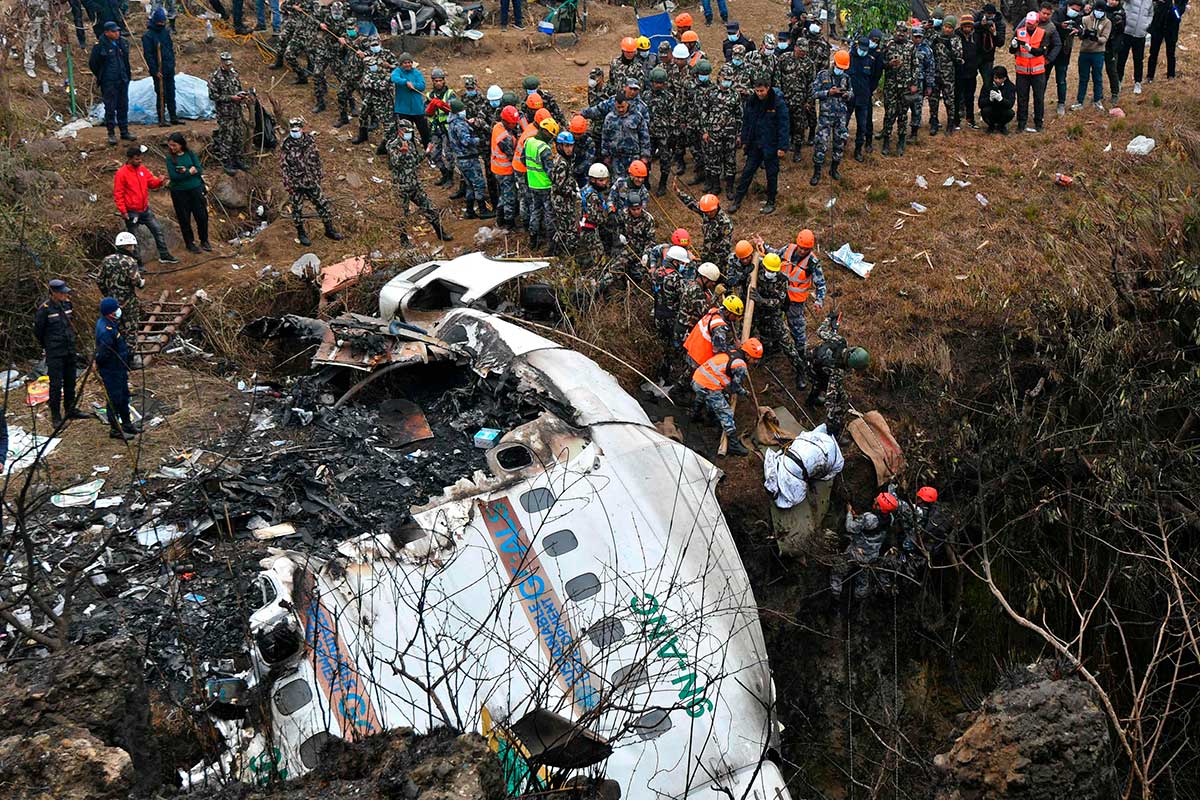 busqueda-de_cadaveres_accidente_nepal.jpg