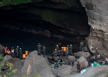 busqueda_de_cuerpos_tras_accidente_aereo_en_nepal.jpg